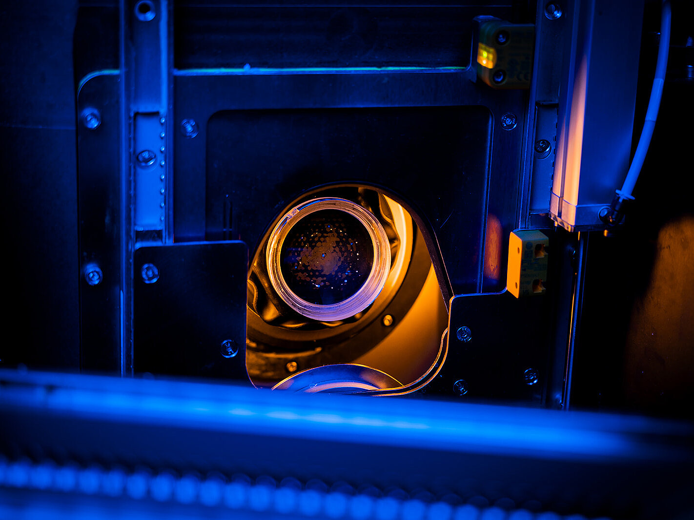 Patented pin-vacuum reception provides full-surface support without alloy, glue, wax, or blocks, enabling reliable processing of over 99% of lens styles, powers, and materials, including front curves up to 15D and both rotationally and non-rotationally symmetric front surfaces.