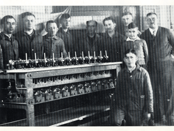 Satisloh 100 Years - Wilhelm Loh Machine with Employees